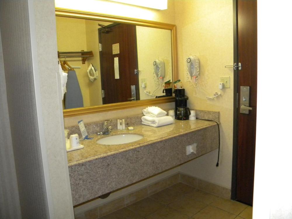 Queen Room with Two Queen Beds - Non-Smoking interior